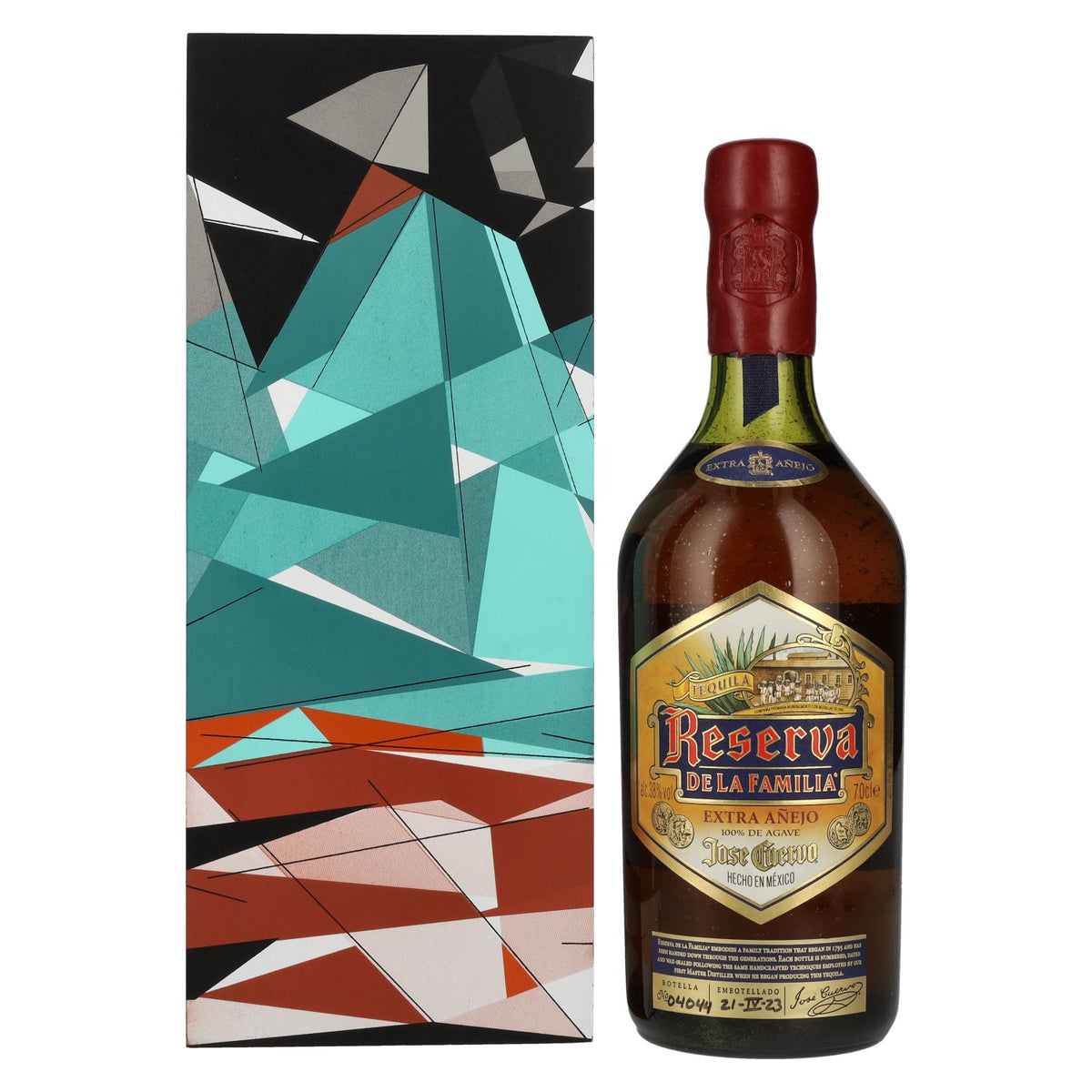 José Cuervo Reserva de la Familia EXTRA AÑEJO 100% Agave Tequila 2023 38% Vol. 0.7l in Wooden Box