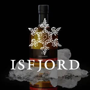 Eine Flasche Isfjord-Spirituose steht vor einem Haufen Eiswürfel auf schwarzem Hintergrund; auf dem Etikett ist ein stilisiertes Schneeflocken-Symbol.