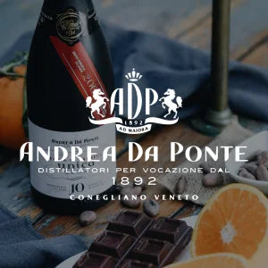 Eine Flasche Andrea Da Ponte Likör auf einem Tisch mit orangenscheiben und Schokolade, das Logo ‚Andrea Da Ponte‘ ist über dem Bild eingeblendet.